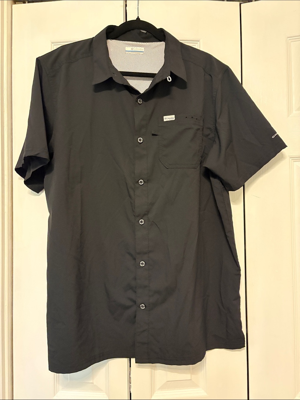 Columbia Men’s Short-Sleeve Button Down Shirt in Black